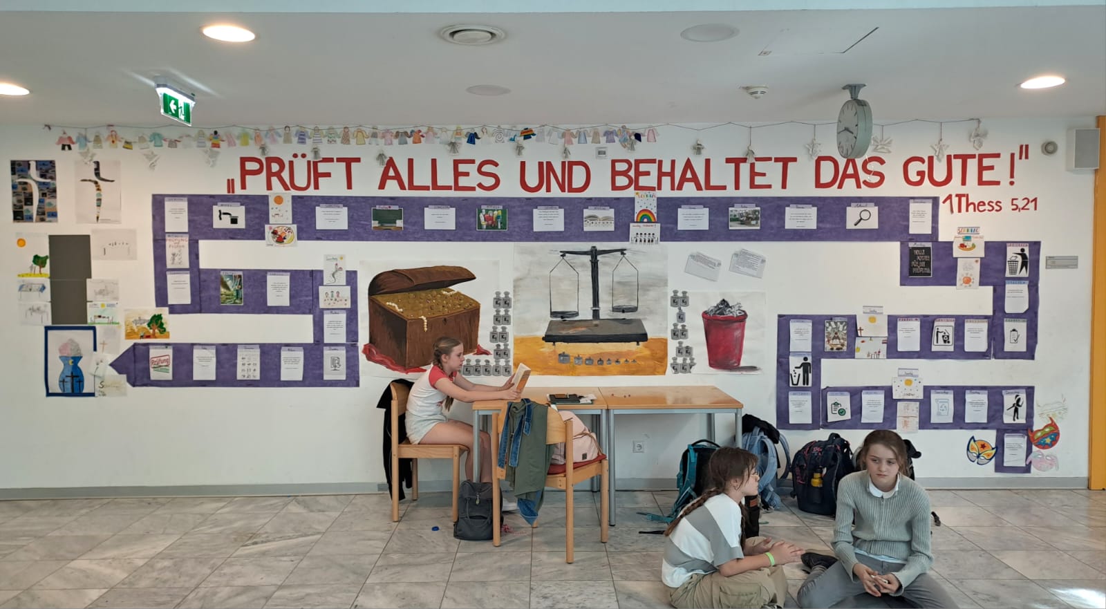 Jahreslosung "Prüft alles und behaltet das Gute" auf der Wand in der Aula